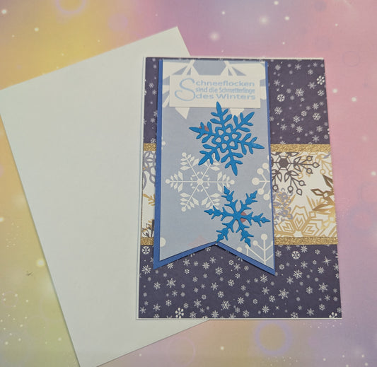 Schneeflocken sind die Schmetterlinge des Winters